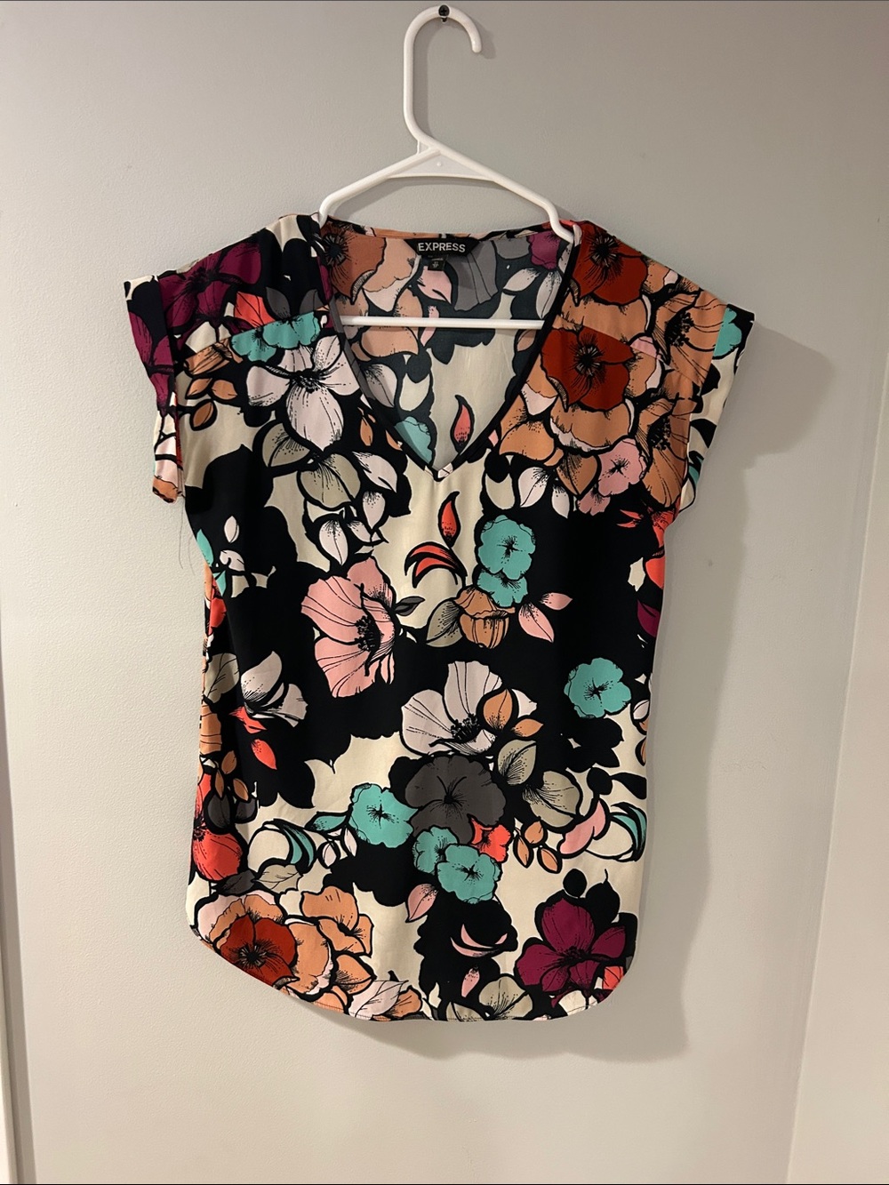 Express Floral V-Neck Blouse | Black Multicolor Print | Short Sleeve Top | XS